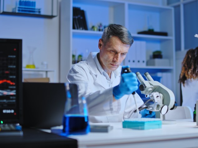 medico lavora in laboratorio