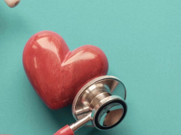Stetoscopio con cuore rosso