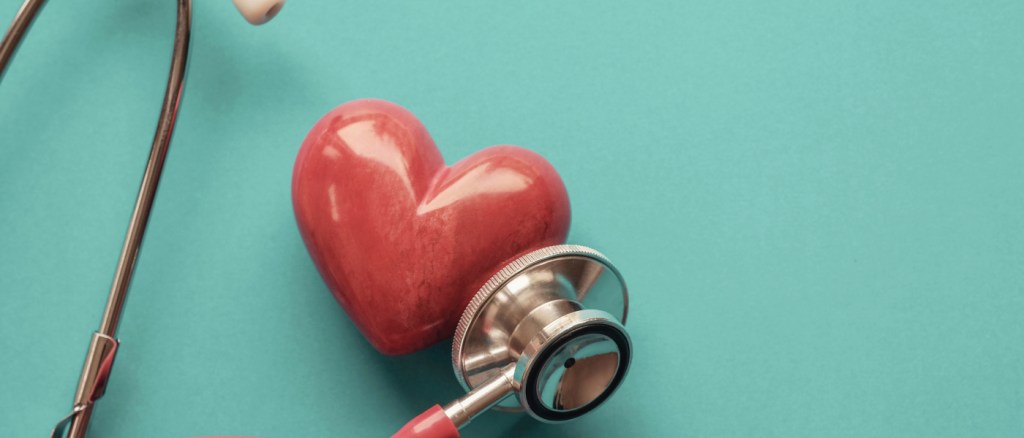 Stetoscopio con cuore rosso