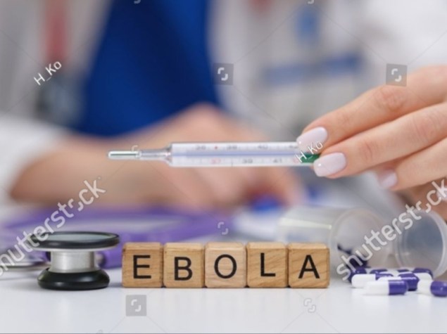 Un operatore sanitario sottolinea l'importanza della consapevolezza sull'Ebola, utilizzando strumenti medici essenziali per una formazione e un'assistenza sicure.