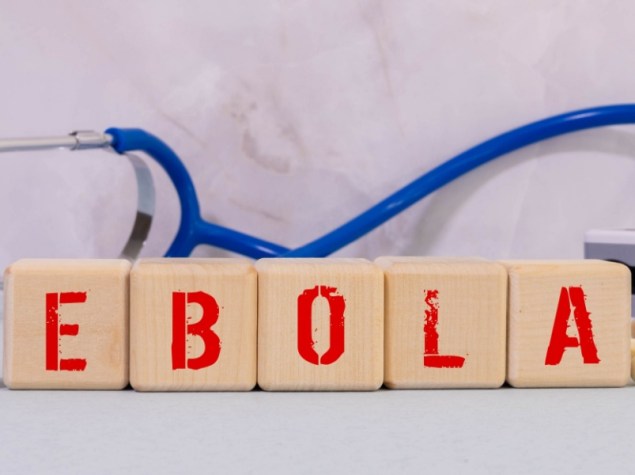Concetto di ebola: termine ebola scritto con dadi