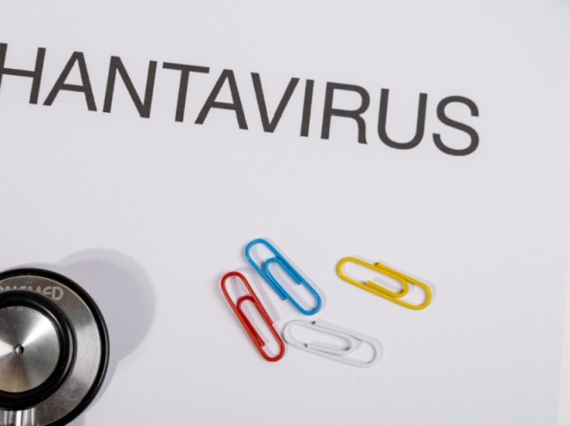 Un foglio di carta con la scritta "Hantavirus" circondato da strumenti medici