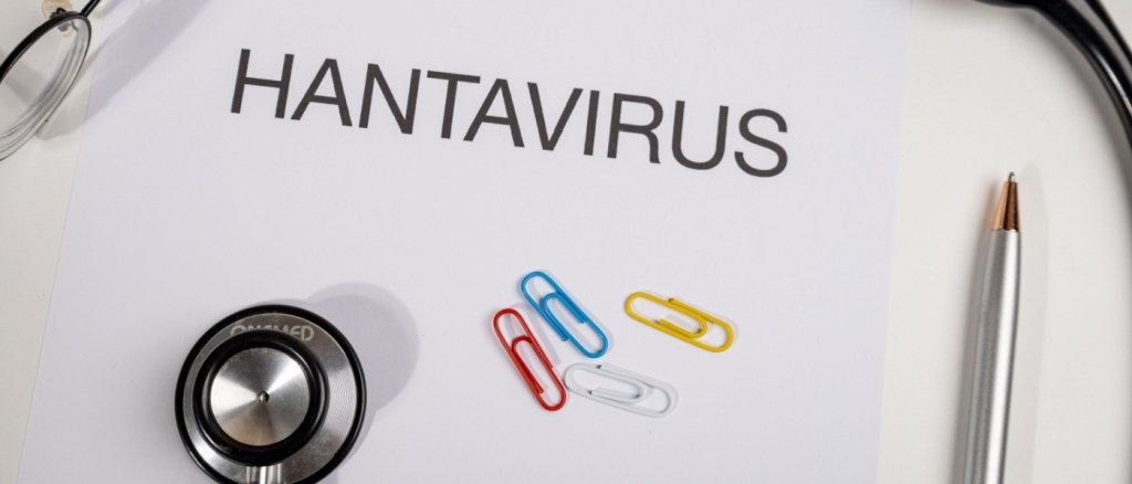 Un foglio di carta con la scritta "Hantavirus" circondato da strumenti medici