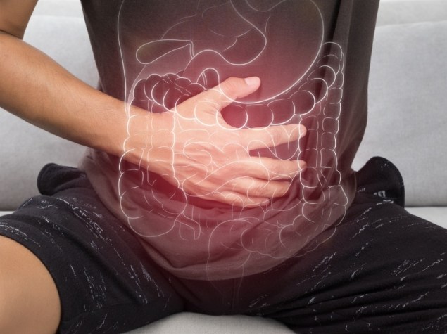 Dolore Gastrointestinale, uomo con mano sullo stomaco