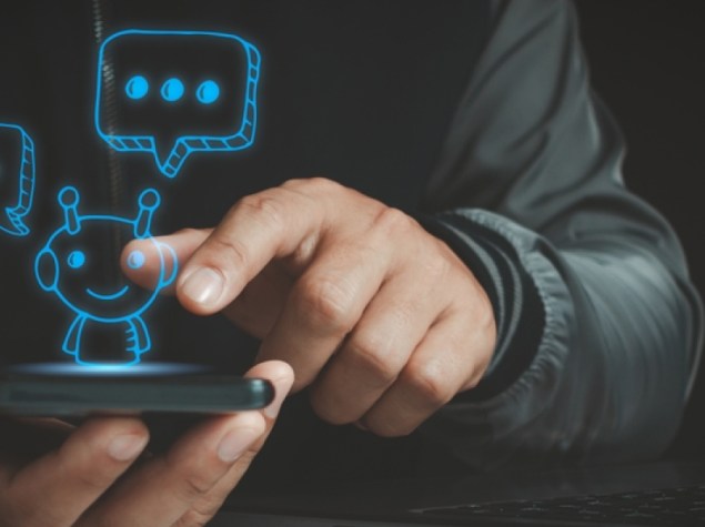 Un uomo d'affari che usa lo smartphone con l'assistente virtuale digitale chatbot icona. Chatbot conversazione Ai Artificial Intelligence tecnologia servizio clienti online. Chatbot digitale, applicazione robot.