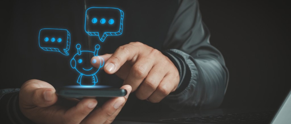 Un uomo d'affari che usa lo smartphone con l'assistente virtuale digitale chatbot icona. Chatbot conversazione Ai Artificial Intelligence tecnologia servizio clienti online. Chatbot digitale, applicazione robot.