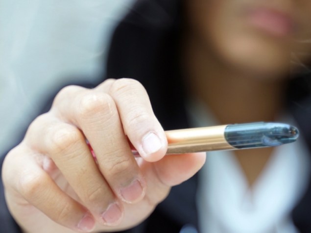 Ragazzo tiene una sigaretta elettronica in mano