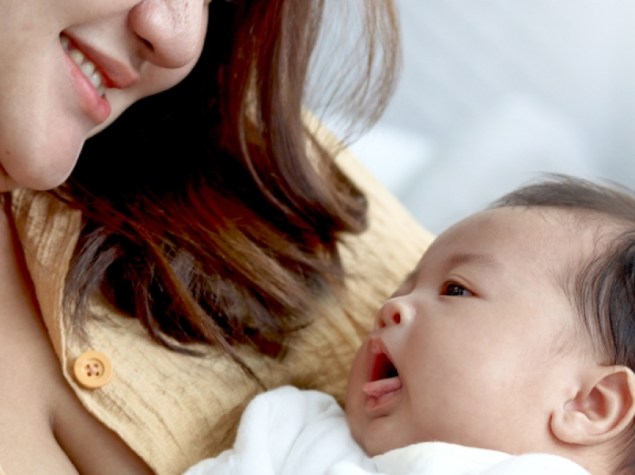 mother-holds-infant-newborn-baby-boy
