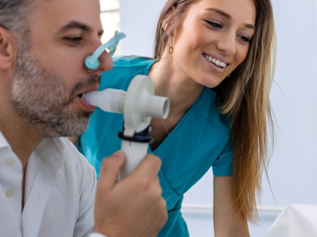 Spirometria di un uomo con dottoressa sullo sfondo