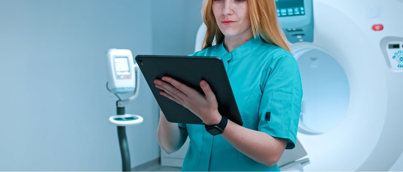 Medico che osserva un'immagine radiografica del corpo