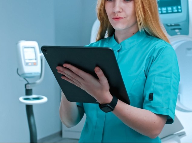 Medico che osserva un'immagine radiografica del corpo