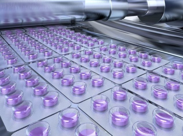 Linea di produzione farmaceutica automatizzata con pillole mediche viola in blister su nastro trasportatore