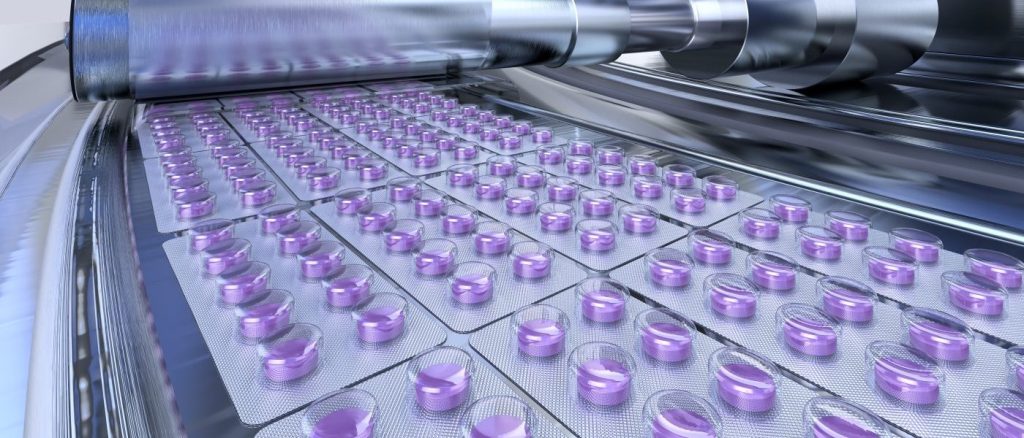 Linea di produzione farmaceutica automatizzata con pillole mediche viola in blister su nastro trasportatore