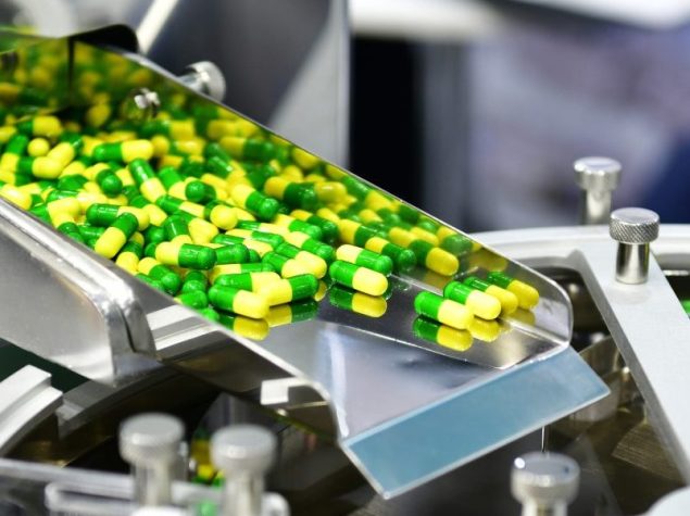 Contatore rotante industriale di capsule e linea di macchine per il confezionamento in un moderno impianto farmaceutico