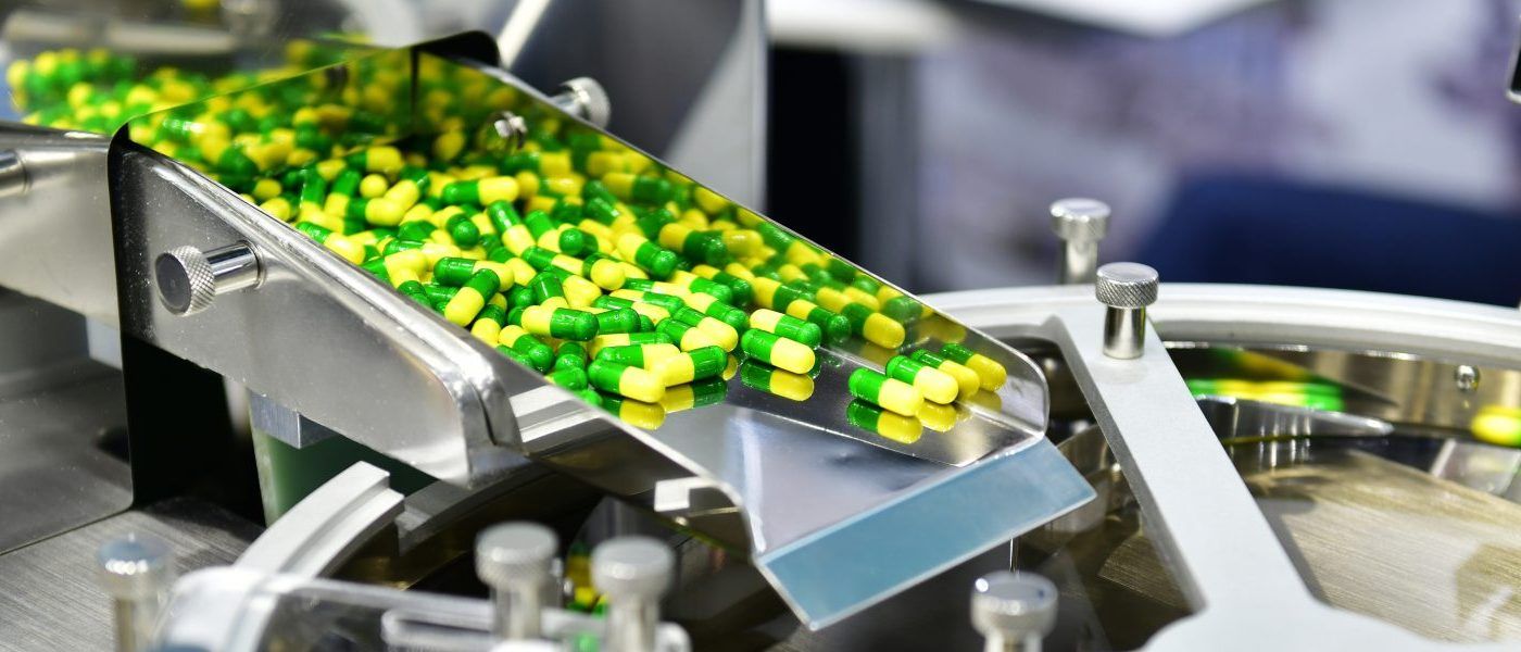 Contatore rotante industriale di capsule e linea di macchine per il confezionamento in un moderno impianto farmaceutico