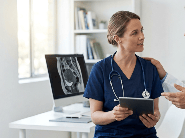 un ginecologo e un patologo esaminano e confrontano i referti diagnostici dei biomarcatori