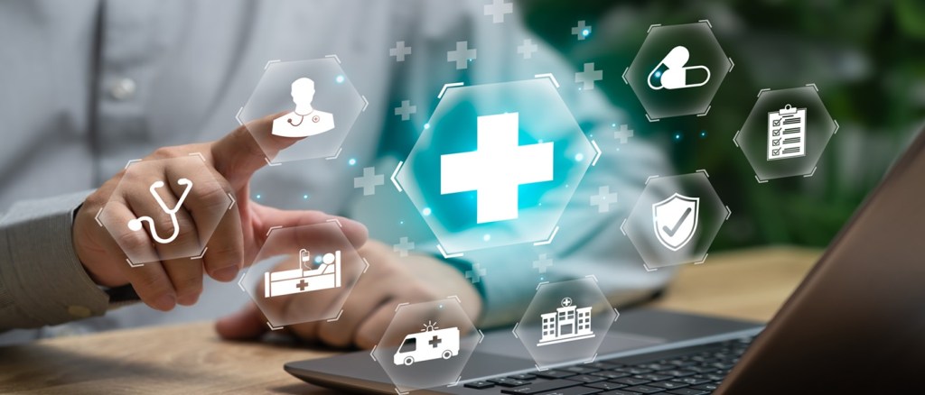 medico che clicca una croce sanitaria digitale